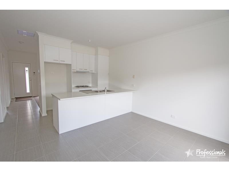 2/15 Maree Court, Kurunjang VIC 3337
