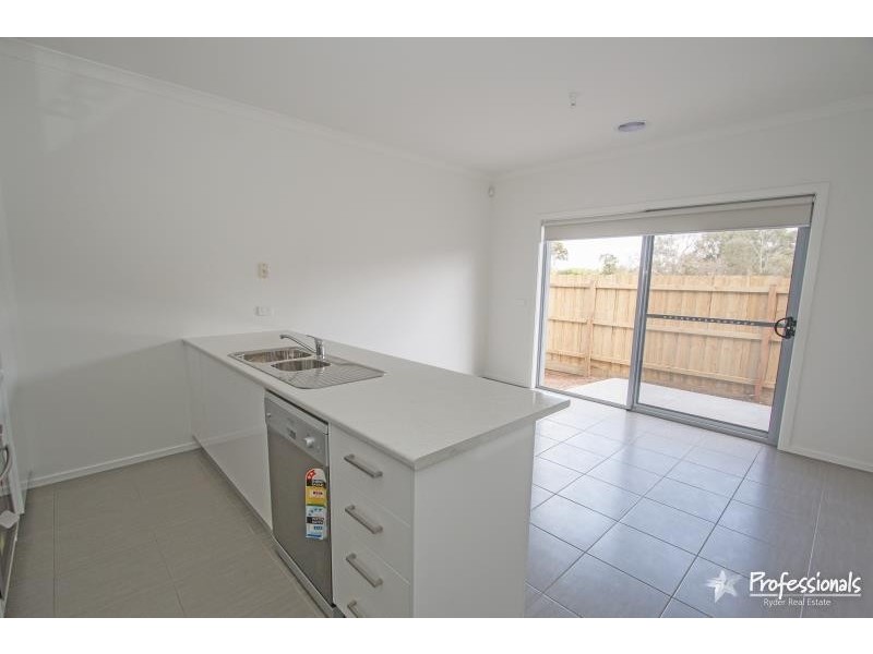 2/15 Maree Court, Kurunjang VIC 3337