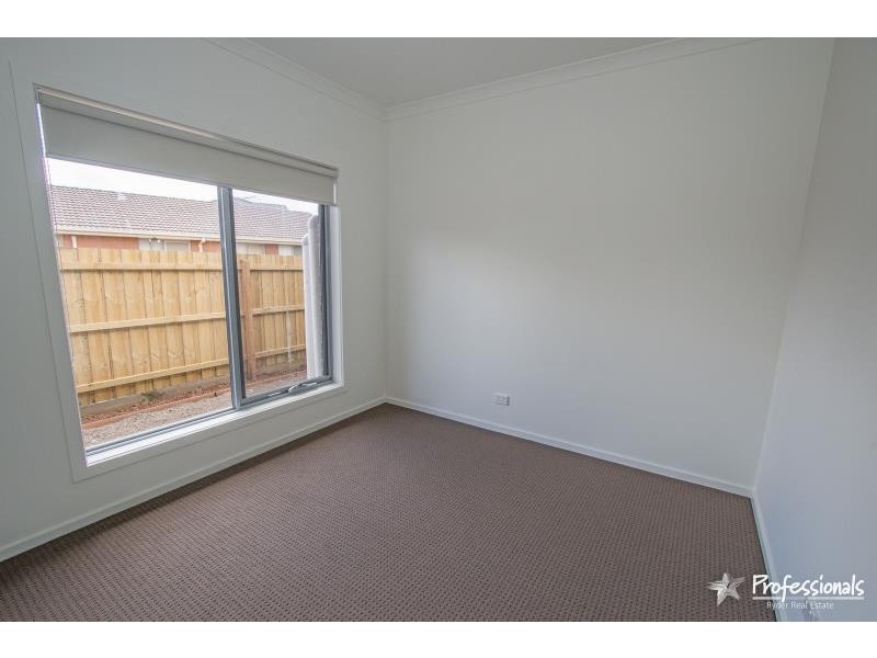 2/15 Maree Court, Kurunjang VIC 3337