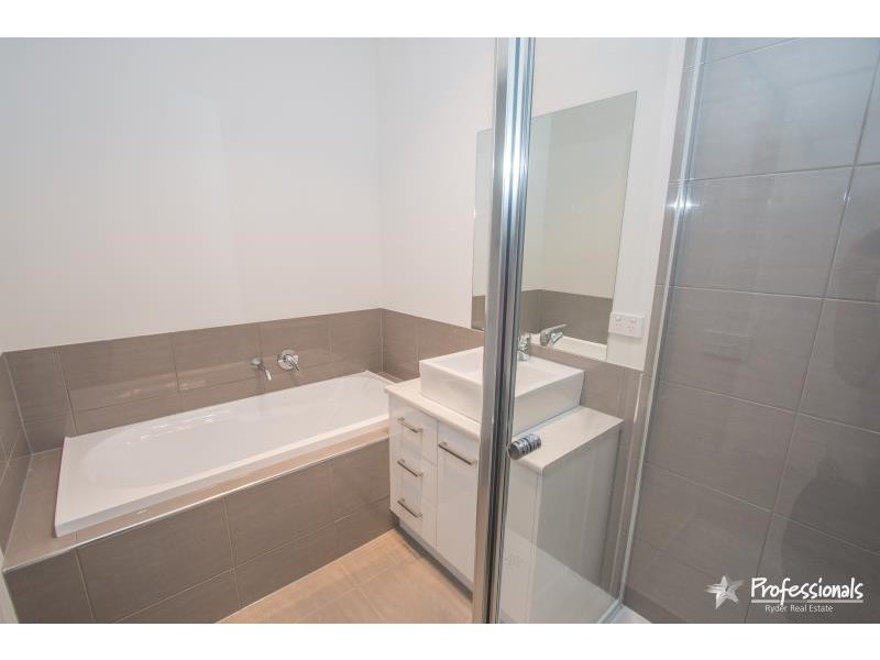 2/15 Maree Court, Kurunjang VIC 3337
