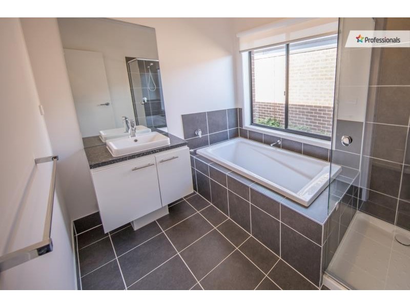 15 Astley Drive, Melton South VIC 3338