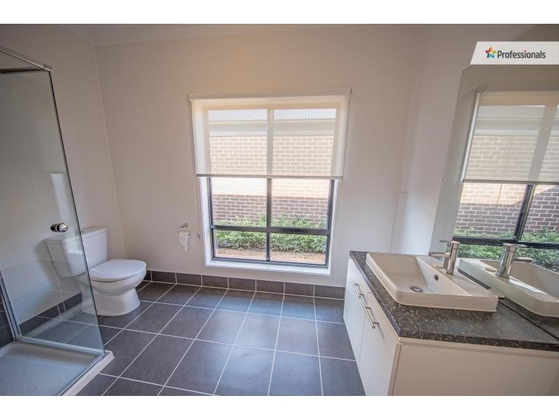 15 Astley Drive, Melton South VIC 3338