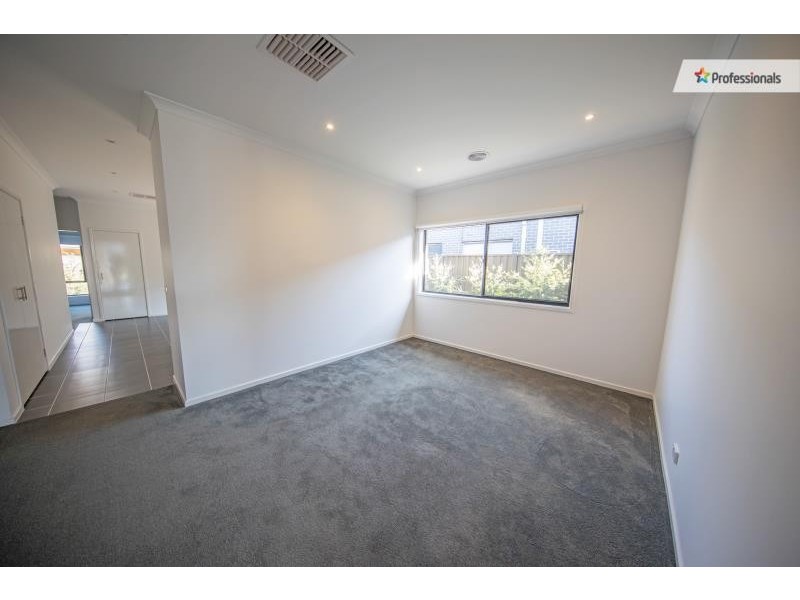 15 Astley Drive, Melton South VIC 3338