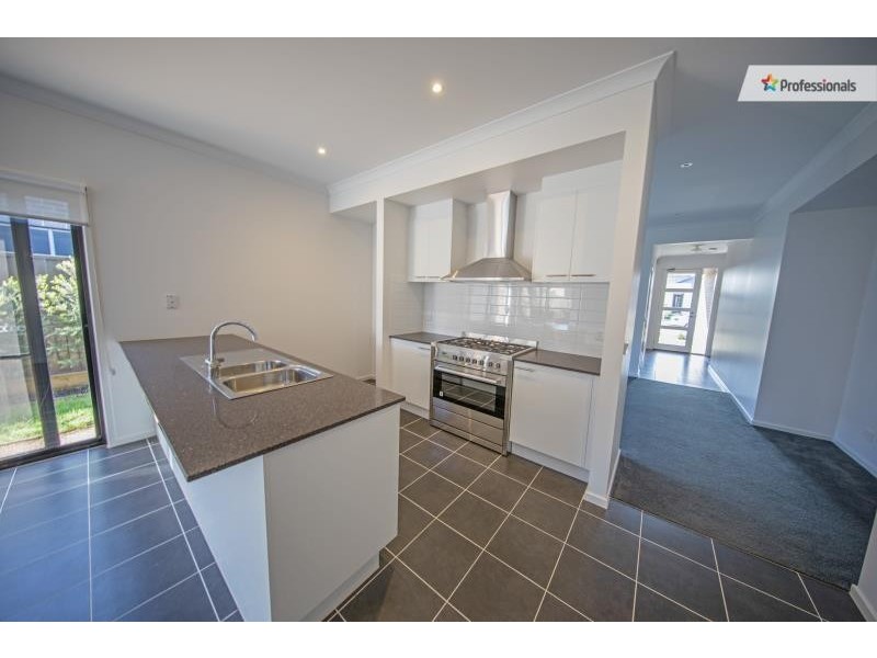 15 Astley Drive, Melton South VIC 3338