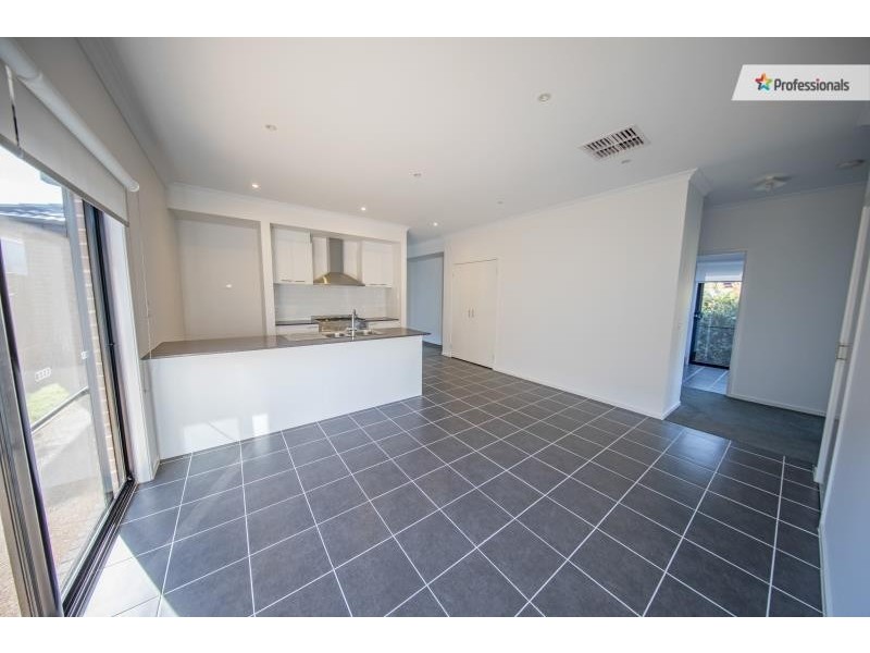 15 Astley Drive, Melton South VIC 3338