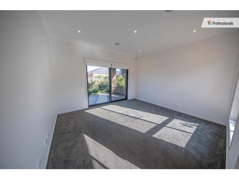 15 Astley Drive, Melton South VIC 3338