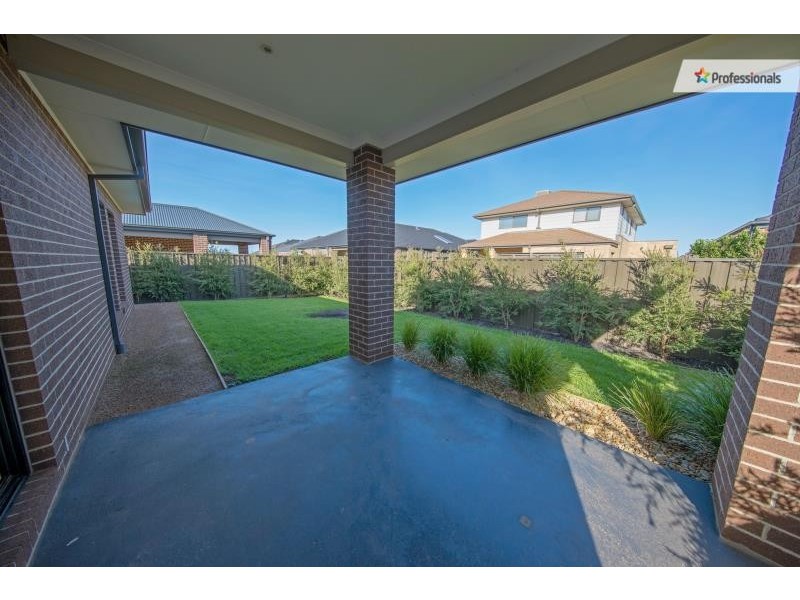 15 Astley Drive, Melton South VIC 3338