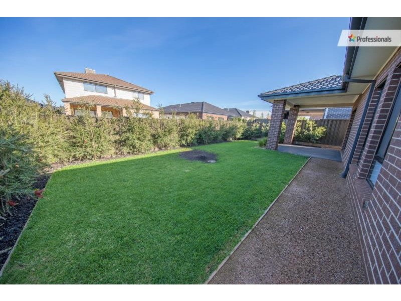 15 Astley Drive, Melton South VIC 3338