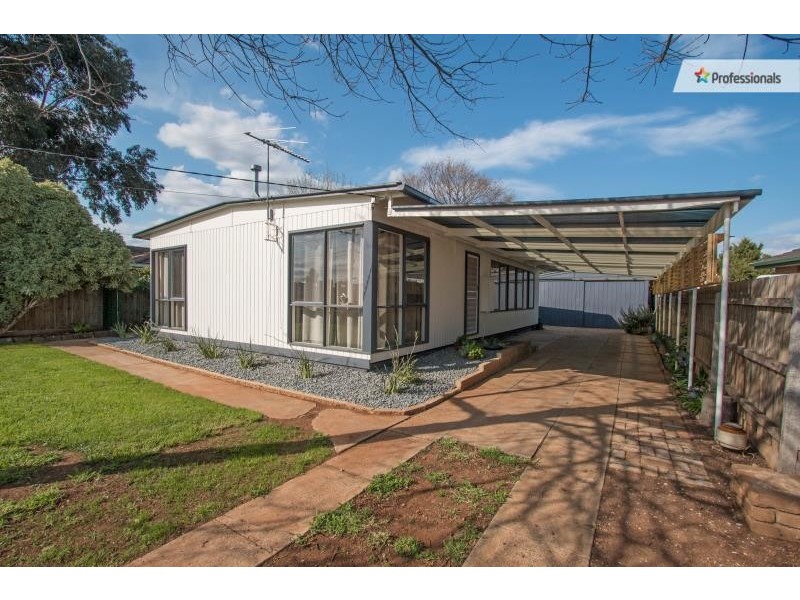 32 Morris Street, Melton South VIC 3338