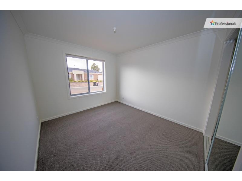 1/13 Christina Crescent, Kurunjang VIC 3337