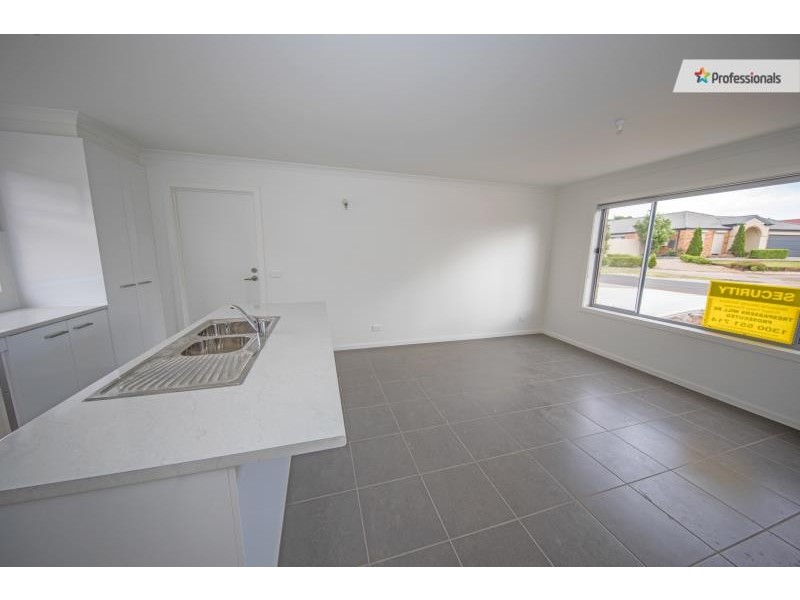 1/13 Christina Crescent, Kurunjang VIC 3337