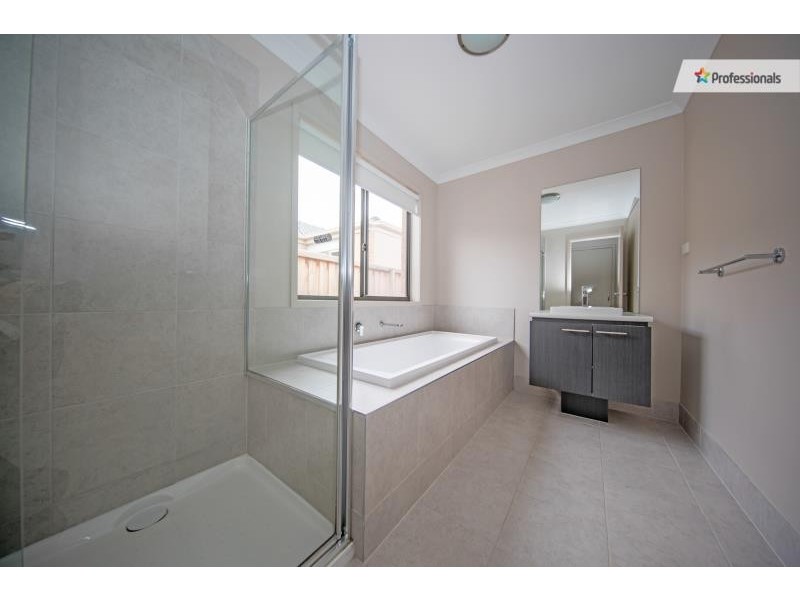 70 James Melrose Drive, Brookfield VIC 3338