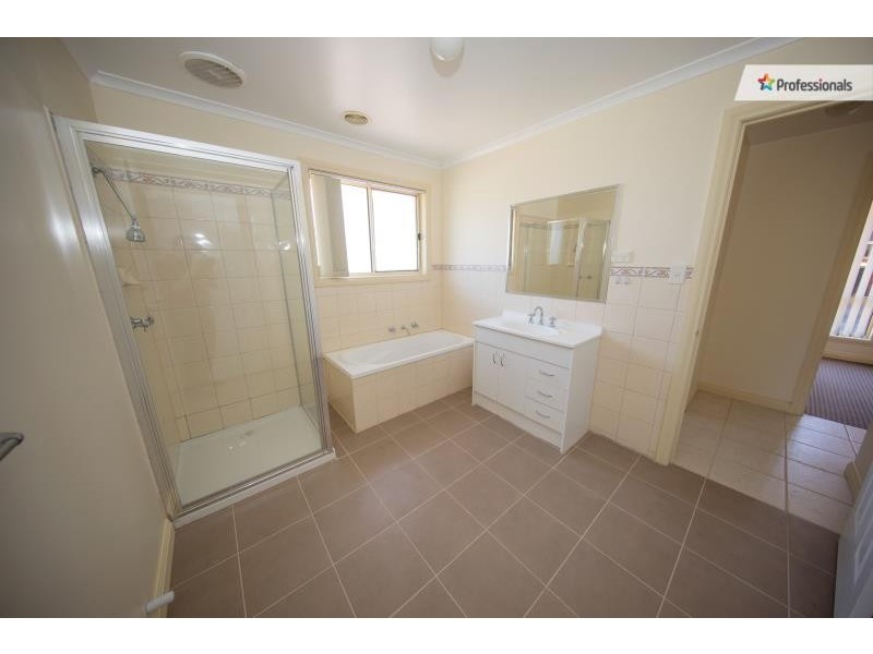 1/11 Palmerston Street, Melton VIC 3337