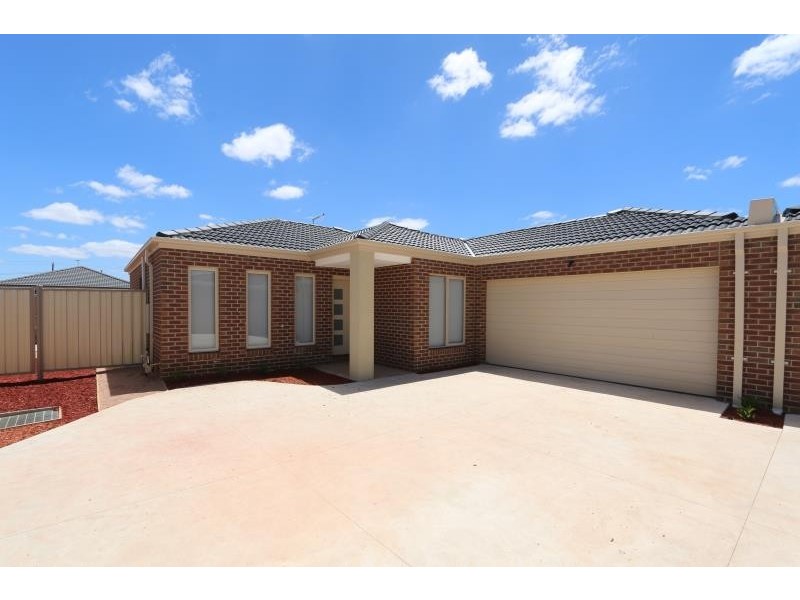 2/19 Fishburn Grove, Melton West VIC 3337