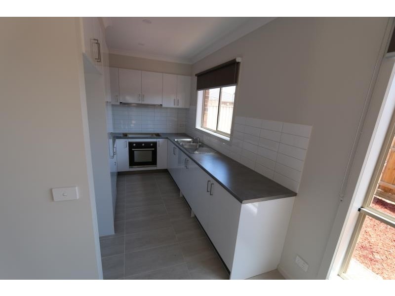 2/19 Fishburn Grove, Melton West VIC 3337