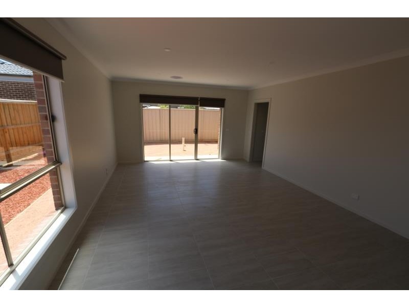 2/19 Fishburn Grove, Melton West VIC 3337