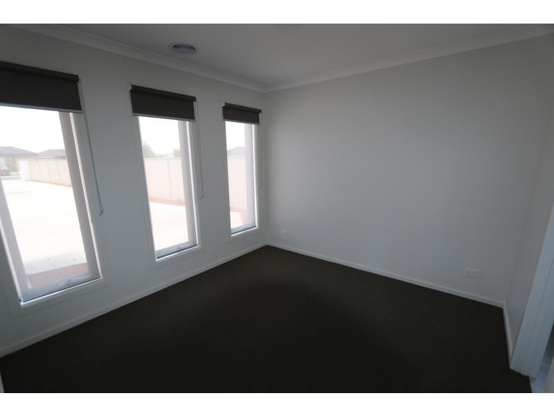 2/19 Fishburn Grove, Melton West VIC 3337