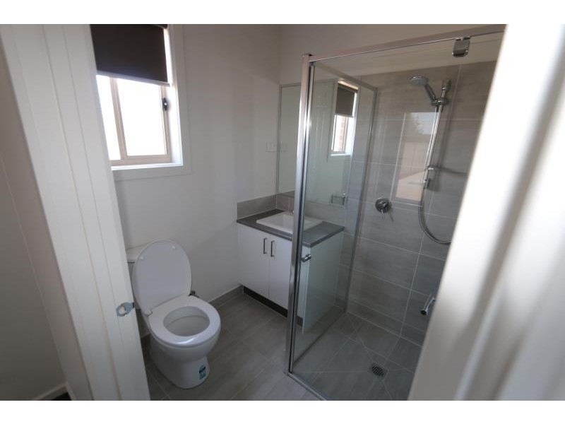 2/19 Fishburn Grove, Melton West VIC 3337