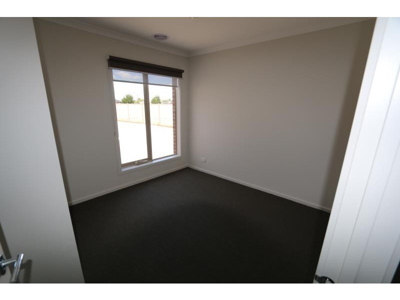 2/19 Fishburn Grove, Melton West VIC 3337