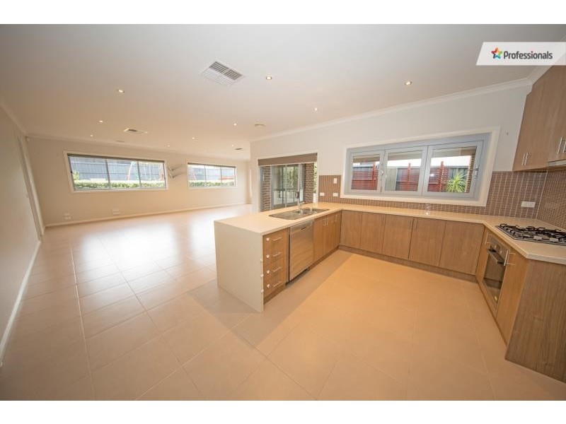 4 Cootamundra Circuit, Melton West VIC 3337