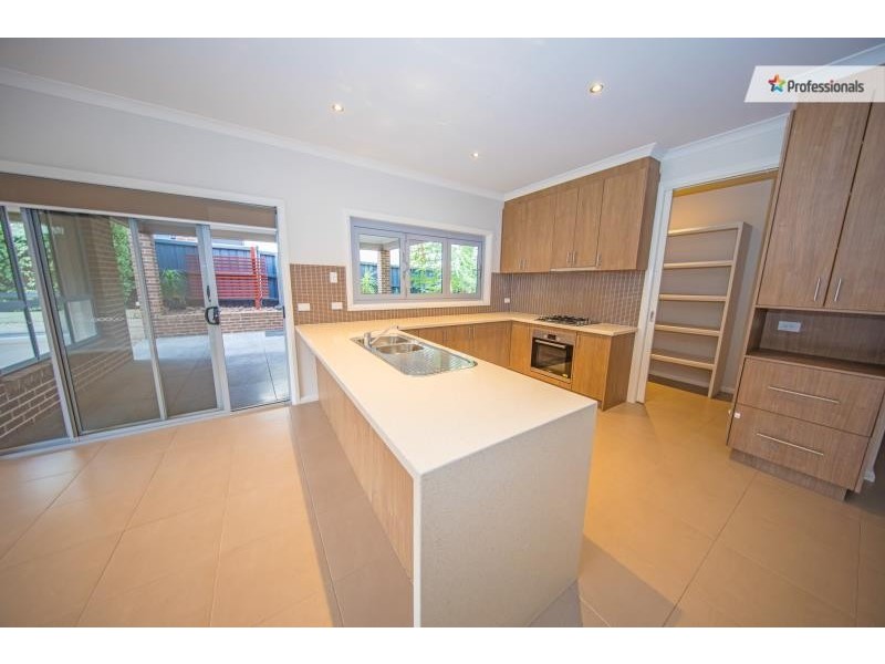 4 Cootamundra Circuit, Melton West VIC 3337