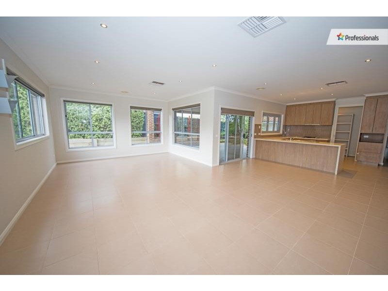 4 Cootamundra Circuit, Melton West VIC 3337