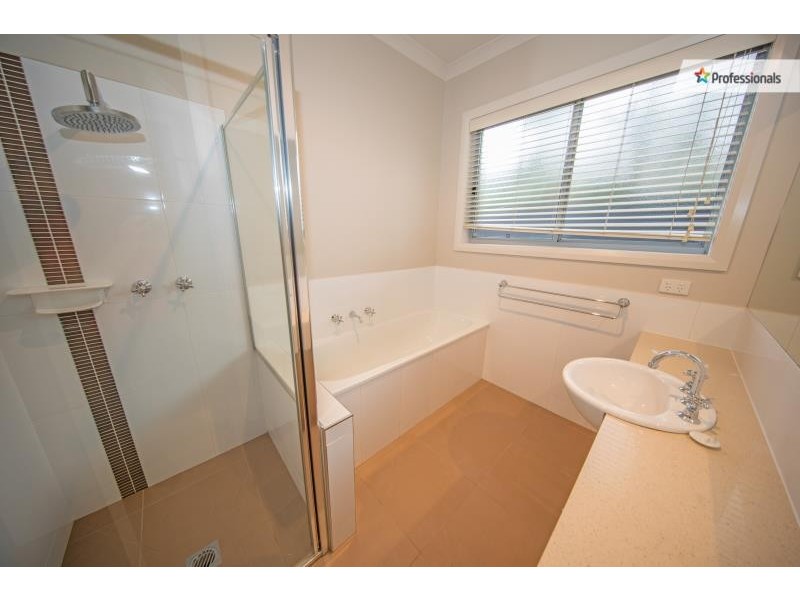 4 Cootamundra Circuit, Melton West VIC 3337