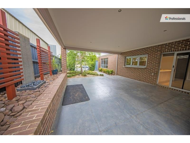 4 Cootamundra Circuit, Melton West VIC 3337