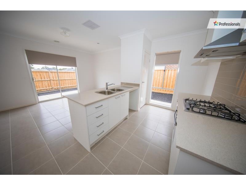 16 Sherbourne Road, Melton South VIC 3338