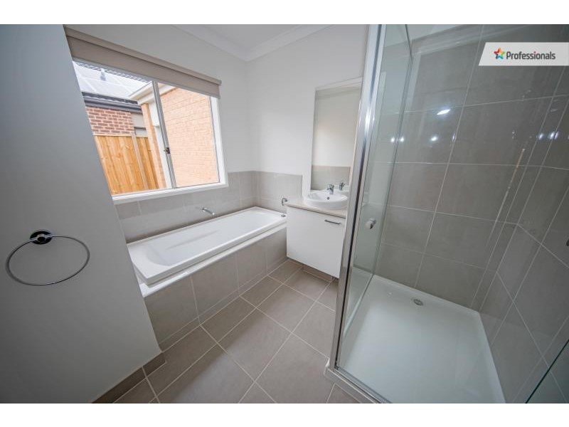 16 Sherbourne Road, Melton South VIC 3338