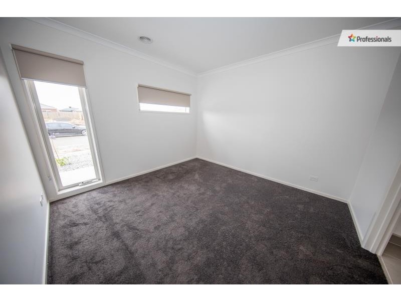 16 Sherbourne Road, Melton South VIC 3338