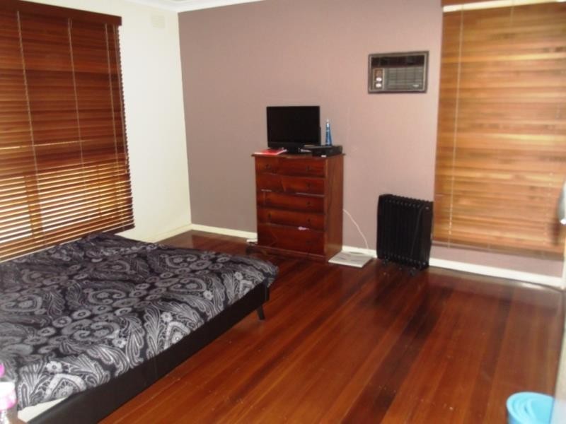 5 Falcon Drive, Melton VIC 3337