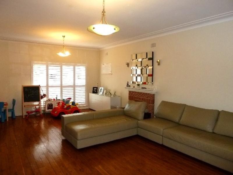 16 Duchess Avenue, Rodd Point NSW 2046