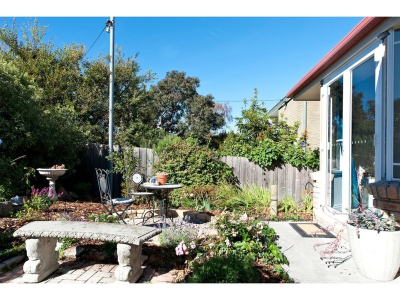 18 Milford Street, Lindisfarne TAS 7015