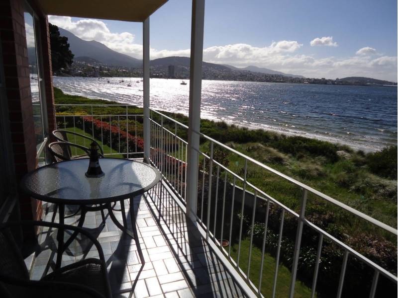 2/11 Beechworth Road, Sandy Bay TAS 7005