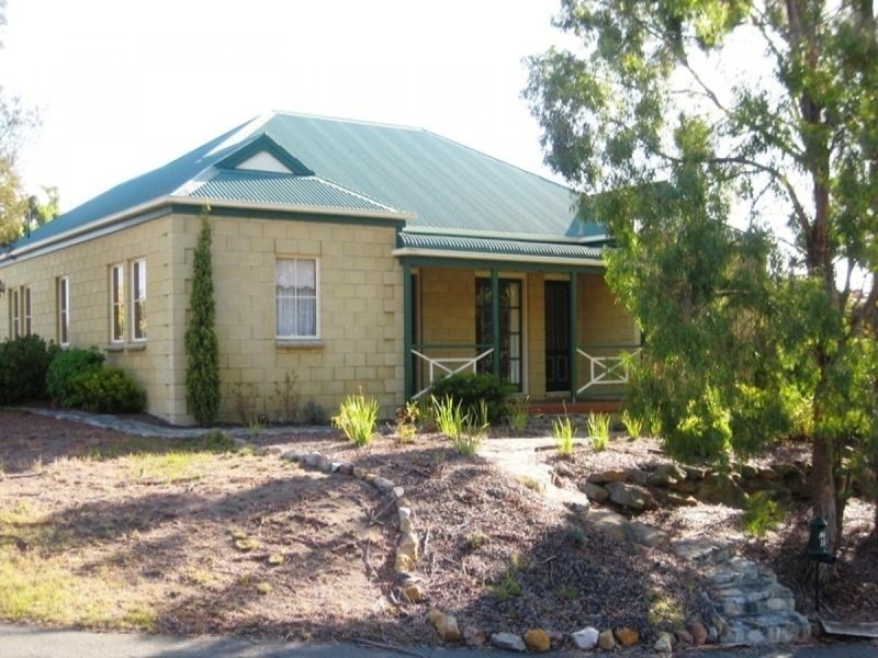 104 Malunna Road, Lindisfarne TAS 7015