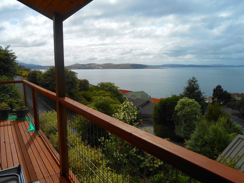 2/9 Pauldon Drive, Sandy Bay TAS 7005