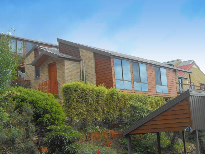 2/9 Pauldon Drive, Sandy Bay TAS 7005