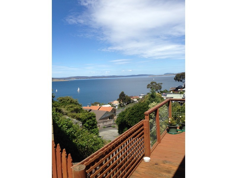 2/9 Pauldon Drive, Sandy Bay TAS 7005