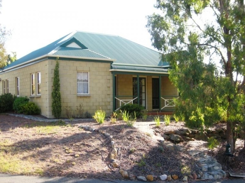 104 Malunna Road, Lindisfarne TAS 7015