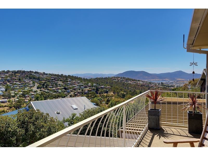 29 Susan Parade, Lenah Valley TAS 7008