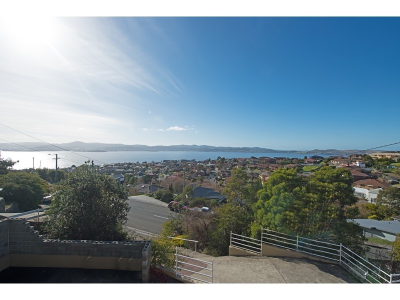 312 Churchill Avenue, Sandy Bay TAS 7005