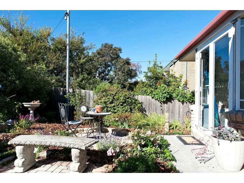 18 Milford Street, Lindisfarne TAS 7015