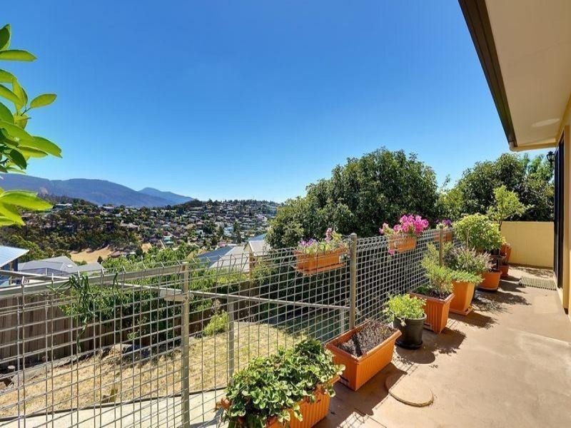 29 Susan Parade, Lenah Valley TAS 7008