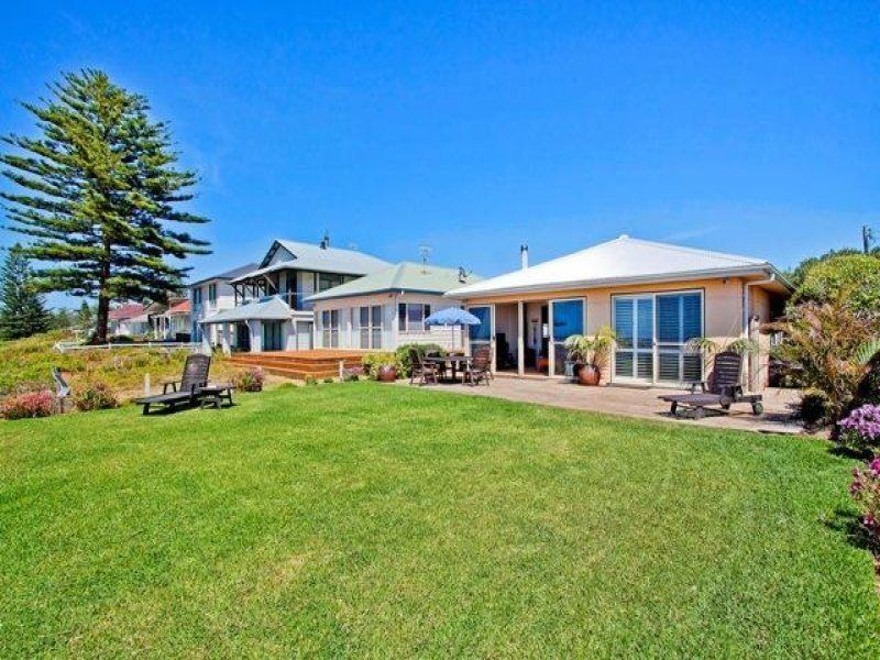 18 North Avoca Parade, North Avoca NSW 2260