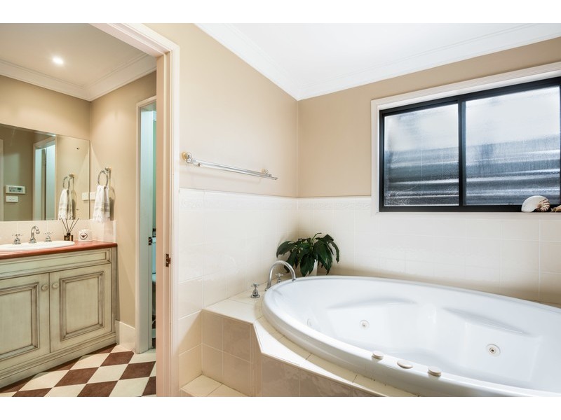 31 Robert Holl Drive, Ourimbah NSW 2258