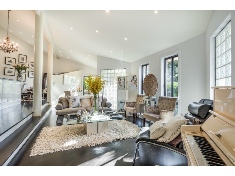 4 Curtis Close, Green Point NSW 2251