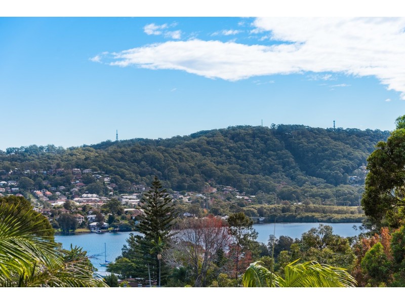 4 Curtis Close, Green Point NSW 2251