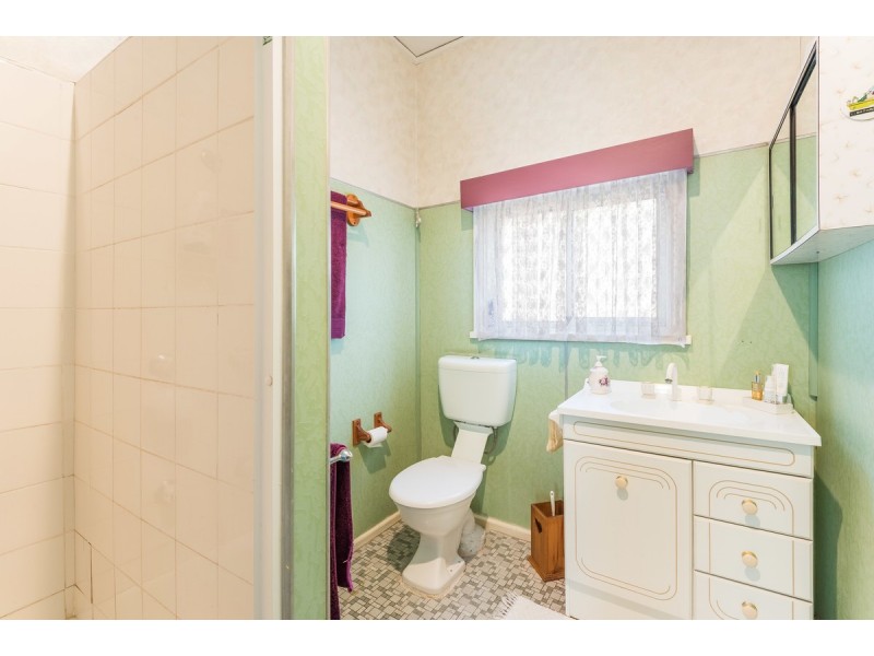 2 Robert Street, Wyoming NSW 2250