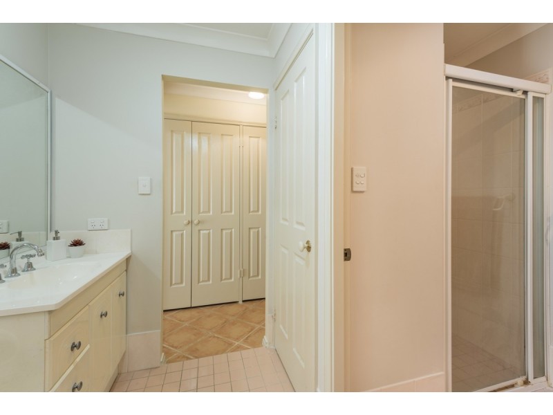 1/235 Avoca Drive, Green Point NSW 2251